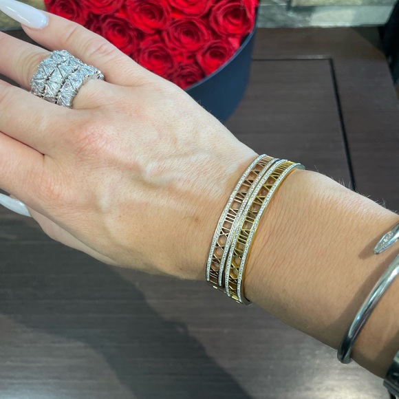 Gorgeous Roman numeral bangle bracelet in Yellow gold plated - Picture 5 of 6